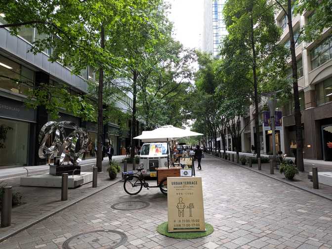 They close the street in the middle of the day. This street was lovely,
along with the rest of Marunouchi.