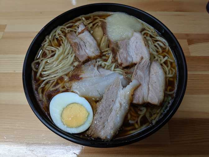 Kita Ootsuka Ramen, Ootsuka: I ordered a large ramen since I felt hungry and I
hadn't eaten all day. I normally experience this phenomenon where if I don't have
breakfast then I can't eat as much for lunch, and today was no different. The
ramen was also quite salty so I had to also drink a lot of water. Elbert had to
help me out here.