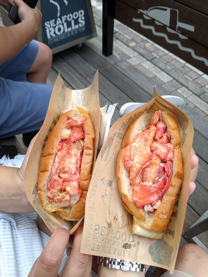 I got the US size (right), which disappointingly only had a bit of extra
lobster. I wouldn't have minded more bread too since it was my first proper meal
of the day.