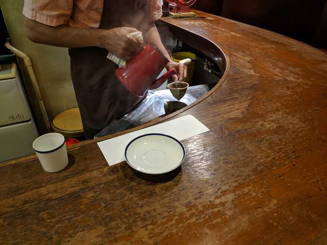 Café de l'Ambre, Ginza: making my traditional Japanese pourover using a
reusable bag filter. Like most places in Japan (especially more traditional
ones), the younger staff does the cleaning and preparation like passing ground
beans and passing the hot water. The more senior one gets the glory.