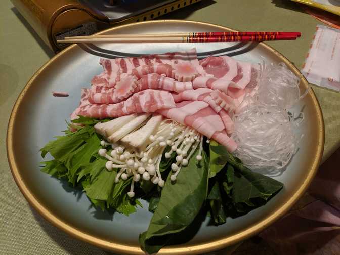 Fuji pork (10s), noodles (1 minute), mushrooms and veggies (3 minutes). I
was glad that they told us how long to cook each thing
for. We also had rice with the shabu-shabu soup at the end.