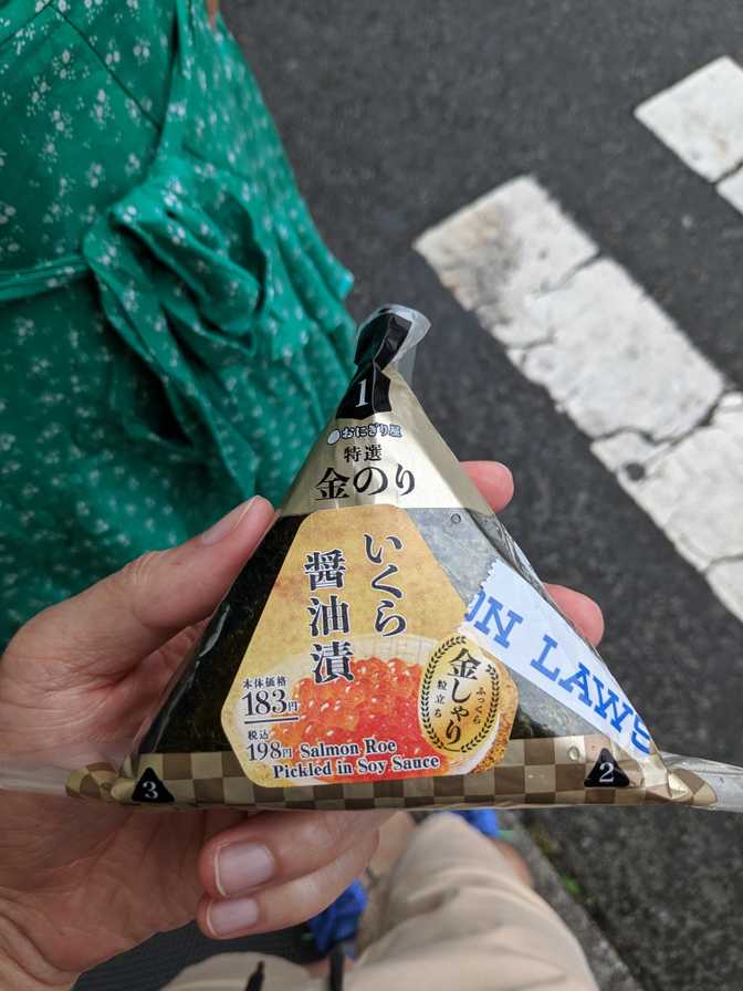 Lawson, Fujikawaguchiko: picking up a snack at the local conbini. This
picture was taken while Bob got into a conversation with a tourist from the
USA and exchanged contact details.