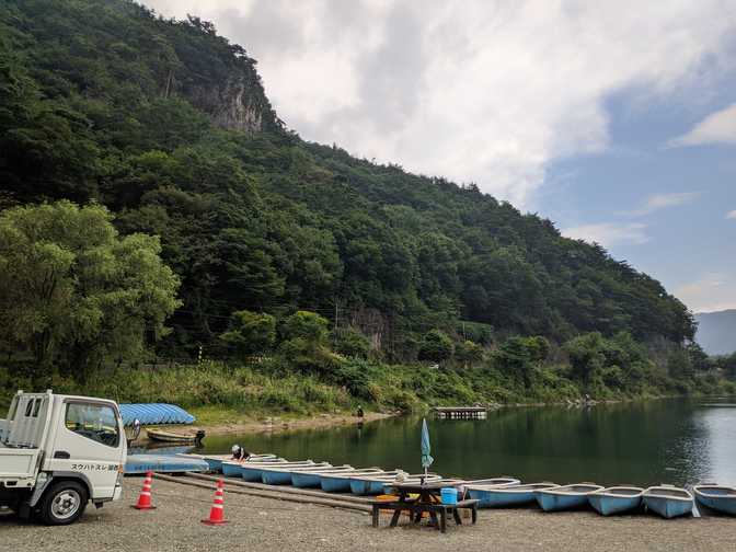 We passed by Lake Saiko on the way home and since the sky had cleared up,
we took more pictures. I'm not sure what they use these rowboats for, but
motorboats were prohibited on this lake.