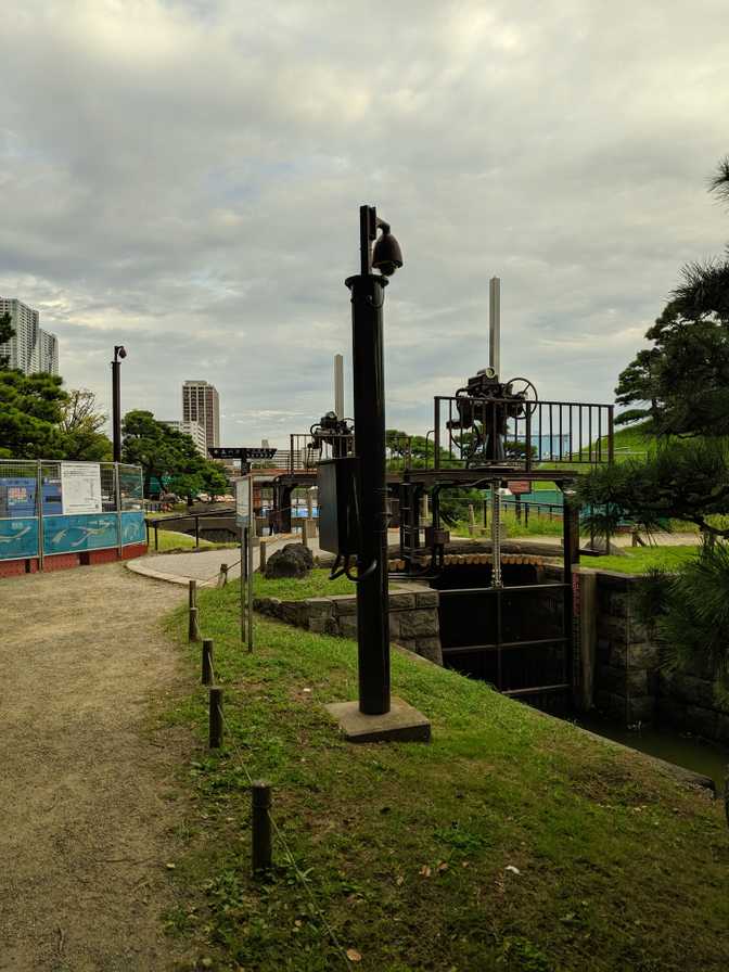 A sluice gate to modulate the water levels. Interesting that the ponds hold
salt water.