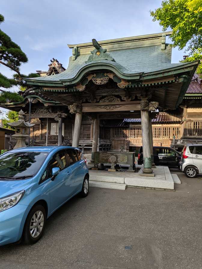 I would've thought that it might be considered disrespectful to have cars
parked inside the grounds or something but I guess
not.