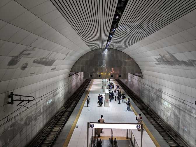 Motomachi-Chukagai Station, Chinatown: a big cavern-like platform area.