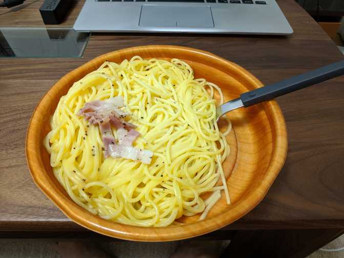 Home, Ootsuka: carbonara from FamilyMart. Not bad, but easily my least
favourite of the conbini pasta flavours that I've tried so
far.