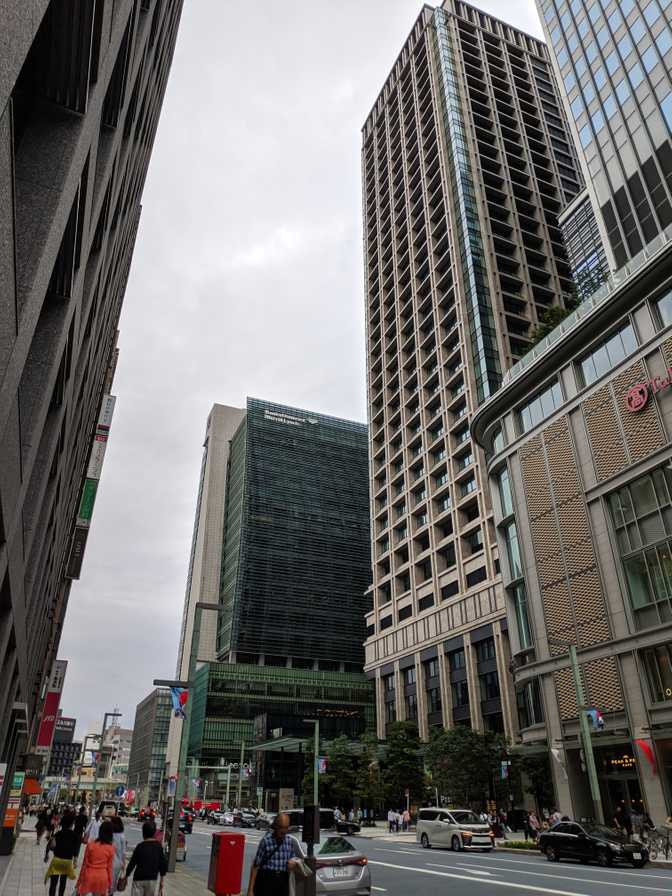 Chuo-dori, Nihombashi: the same road as the one which stretches through
Ginza as its main street.