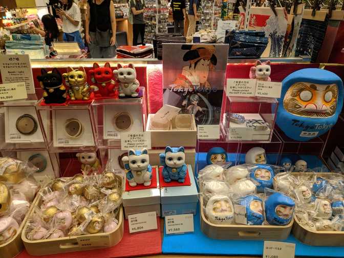 The top left stitched Maneki-Neko (beckoning cats) were so detailed that I
wanted one just for the sake of it. There was also plenty of Tokyo 2020 Olympics
merch.