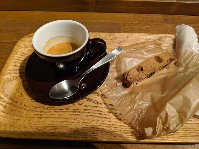 Coffee Valley, Ikebukuro: a good light roast Ethiopian single origin for 400
JPY. There was also a medium roast on offer. I speculate that any place that
lets you choose beans probably won't be too bad. The biscotti was a bit too hard
though and I felt bad for my teeth while biting into it after my acidic
espresso.