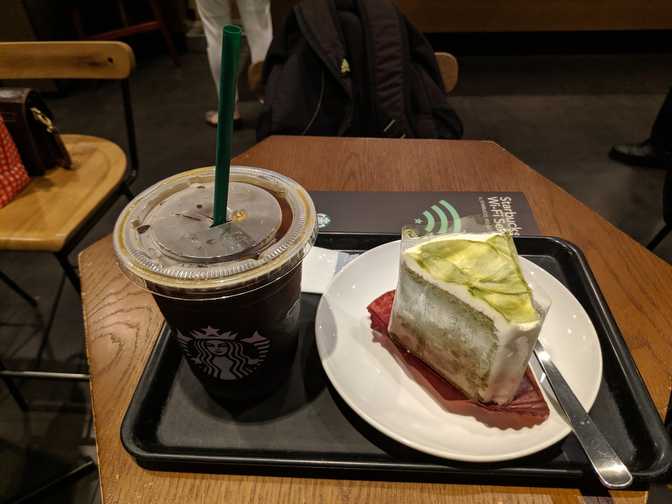 Starbucks, Omotesando: matcha cake and cold brew (grande size). I liked the
cake but the coffee was... okay.