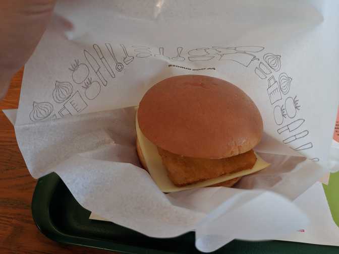 Mos Burger, Ootsuka: fish burger. These burgers are small but I'm pretty
sure it was still bigger than a Maccas
Filet-O-Fish.