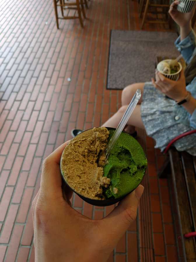 Nanaya Matcha, Shibuya: Ryosuke-san recommended this place for having the
"strongest matcha ice cream" in the world. The flavours here are Japanese
black tea and Number 7 strength matcha (rated from 1-7. You had to pay
something like a 150 JPY premium if you wanted the Number 7 strength, so that
left a bit of a bad taste in my mouth. It did taste significantly stronger
than Bob's Number 6 though and I really liked it.