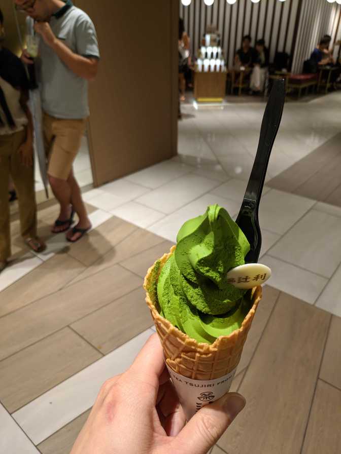 I got the"No. 1 !!" option. The strength of the matcha was perfect, as was the
powder on top. Flavour was great and the texture was way denser than I've ever
had in a soft serve before, rather than the usual airiness. Would (and will)
eat again.