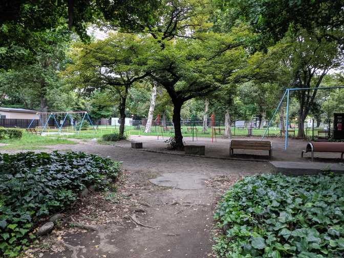 A little playground to work out. A few people were here training. I did some
pull-ups for fun and on the first rep I banged my chin on the way down.