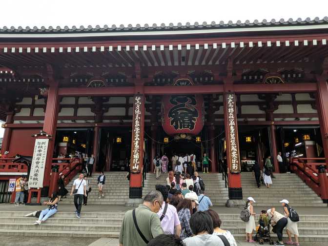 Senso-ji (the temple itself), Asakusa: this is a rather long line. When in
Rome I guess.