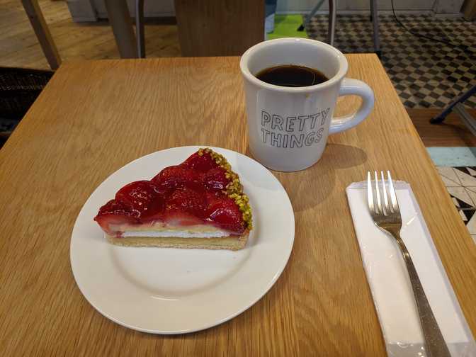 Lotus, Omotesando: strawberry tarte and Dominica drip coffee. In the
morning I'd been lamenting the lack of strawberry and cream sandwiches at the
conbini (there were plenty when I was here in winter) so I was excited when I
saw a cake with strawberries on it. Yummy but a bit pricey for 810 JPY. The
500 JPY coffee was good, great aroma and went well with the
tarte.