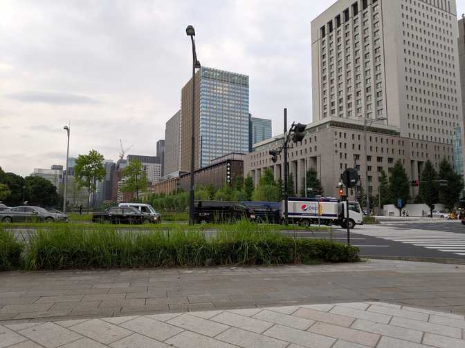 Hibiya Park, near Yurakucho: standing at the corner, I stopped and looked at
how this mish-mash of tall buildings lines the moat surrounding the Tokyo
Imperial Palace area (Chiyoda City).