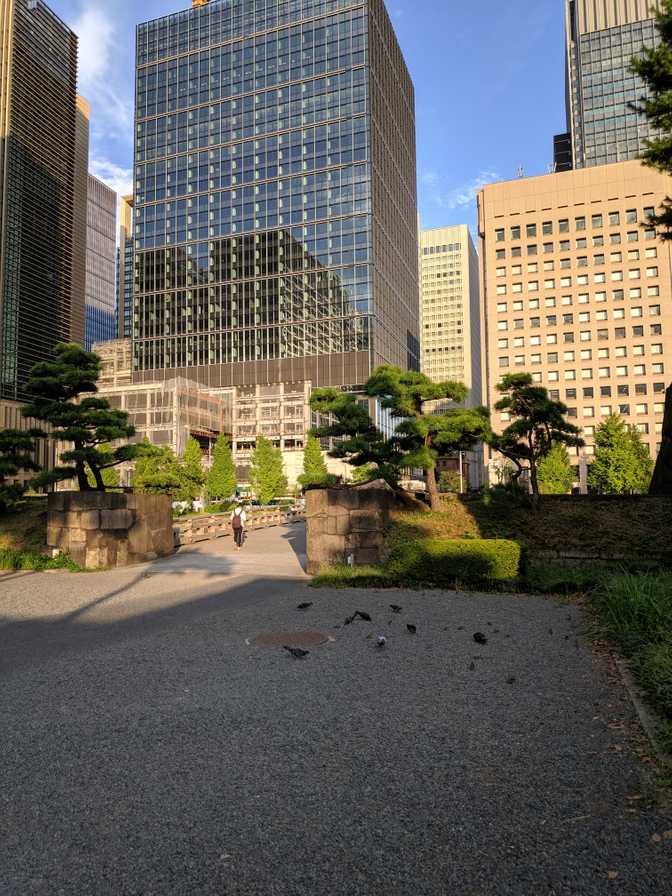 Sadly the East Gardens closed at 1600 so I was too late. This bridge to get
from Marunouchi to the fountain area was
beautiful.