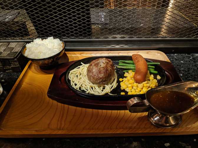 Goku Burger, Omotesando: I enjoyed the food, although I wasn't expecting it
to come on a hot plate, so that was a downer due to my aforementioned
aversion to oil spitting everywhere.