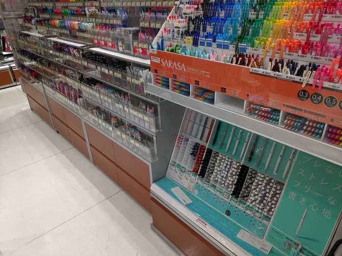 Tokyu Hands, Ginza: one rack out of maybe ten dedicated to pens, and if you
include pencils, markers, and highlighters, there'd probably be 15-20 in
total. And that doesn't include the luxury pen
section.