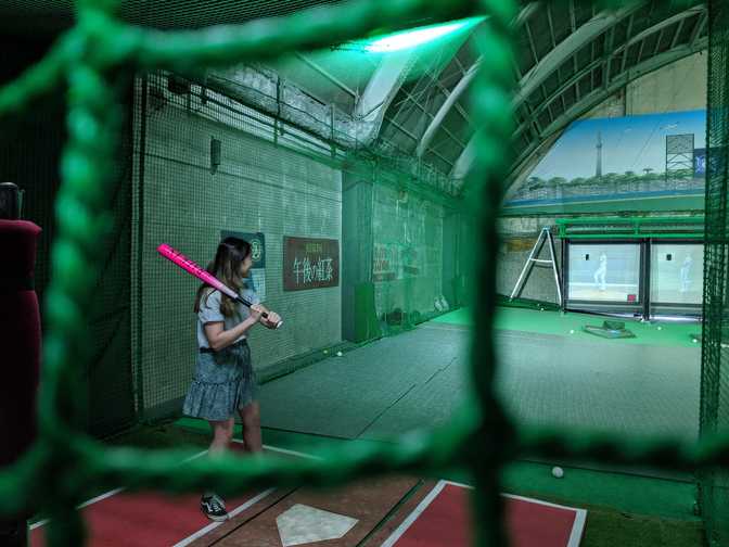 Rox Dome, Asakusa: the ball is hard to hit even at 70km/h. We also tried 90
and 110.