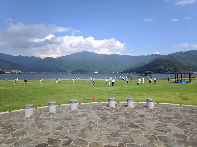 Yagizaki Park, Fujikawaguchiko: some golfing/putting event was on. I don't
get how they can stay in the sun all day