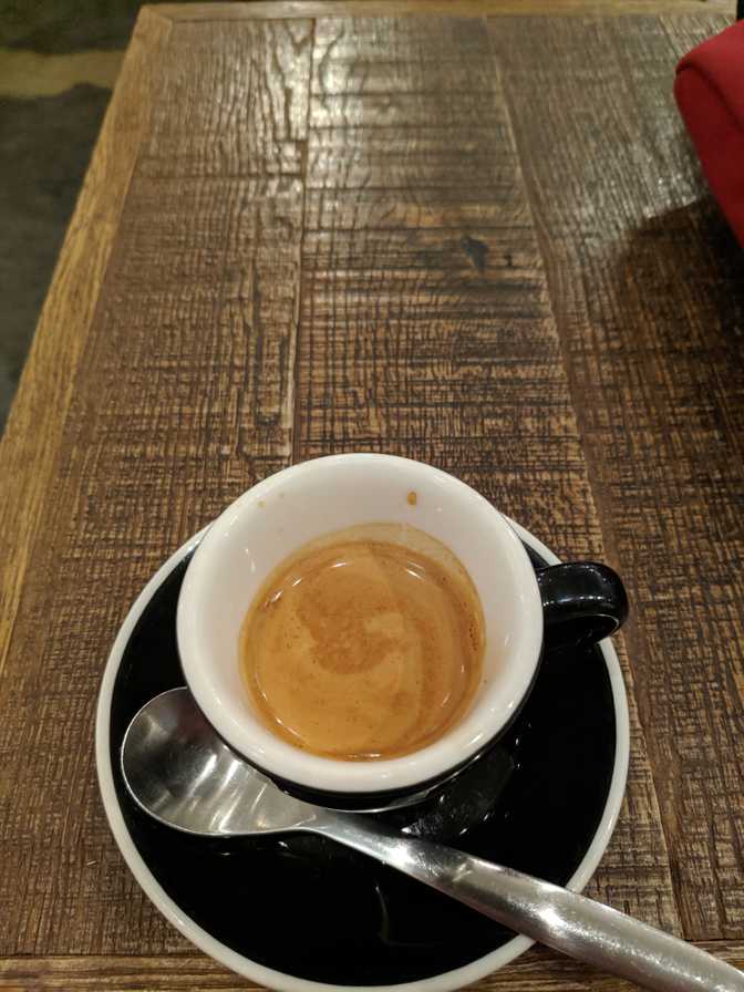 Lattest, Omotesando: Kenya medium roast. Such a bargain in Tokyo for 350
JPY. This one was pulled perfectly.