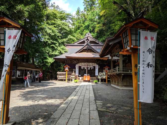 We prayed here on the way down since we had exactly three spare 1 JPY
coins. I also witnessed a woman running with dumbbells, who stopped at the
purification fountain to drink straight from one of the
ladles!