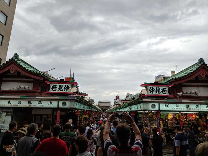 Even busier through the gate. Look at that guy in front of me taking a
picture of what I'm taking a picture of. Hard to get a photo that emphasises
the depth/distance to the temple.