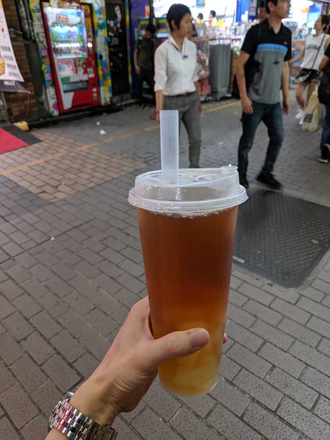 Ameyoko, Ueno: green tea with grass jelly. I've never had it with a lid
like this. They also offered to put the straw in for me which was nice. Too
bad three quarters of the grass jelly was way too big for the straw so I
couldn't suck it up. So silly.