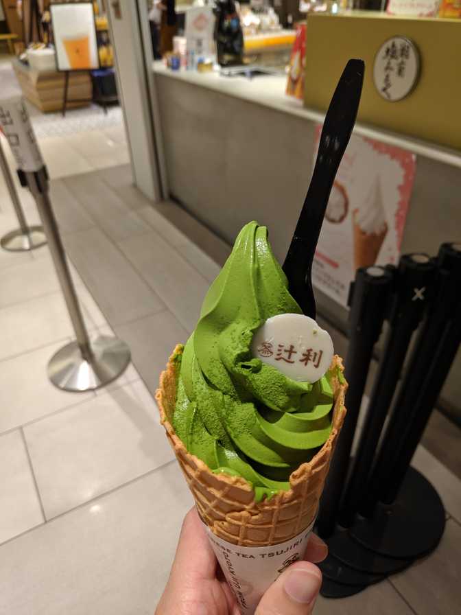 Tsujiri, Ginza SIX: So delicious, and so dense and viscous that it doesn't
really seem to sag into the cone under its own weight. I'm surprised that it
even manages to come out of the machine.