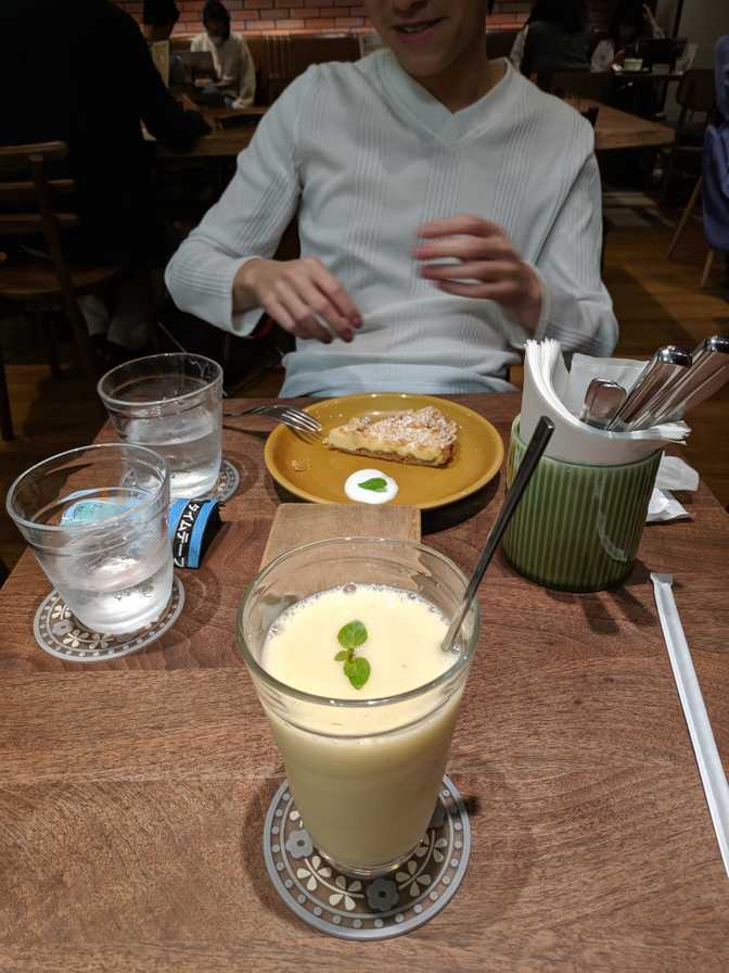 Renoir Coffee, Ginza: afterwards we popped into a nearby cafe for a snack
and some loitering. My apple banana smoothie was okay. Elbert had a cafe au
lait, probably the first time that he's had a coffee and I
haven't.