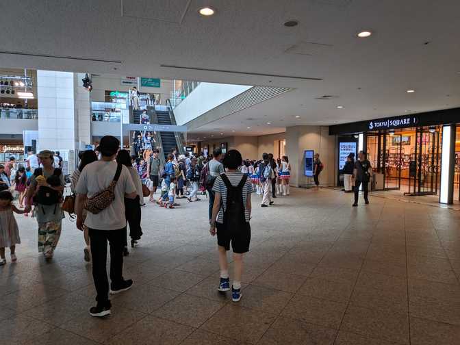 Tokyu Square, Minatomirai: some drug awareness/anti drug event was on with
performances by schoolchildren.