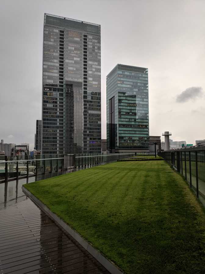 Kitte, Marunouchi: a little outdoor terrace. It was raining so I didn't
spend long out here.