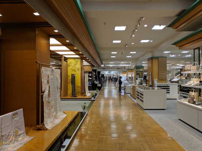 Half of one of the (very large) floors was dedicated to selling kimonos,
the original thing that Mitsukoshi sold. All the staff in this area were
wearing kimonos.