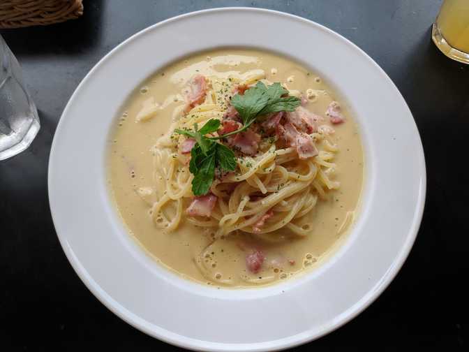 I ordered a spaghetti carbonara. It was a bit heavy and the pasta wasn't
bouncy, it was more like the texture of cooked supermarket pasta with some
starchy aftertaste that I associate with raw pasta (it wasn't raw, that's just
the only way that I can describe it).