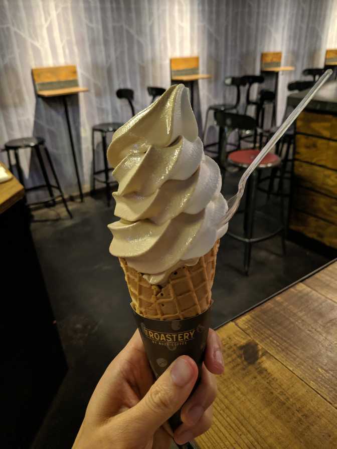 Half milk, half latte soft serve (500 JPY). The lady (who had pretty good
English) made it extra large for me because she forgot to make it and I had to
ask about it. I definitely didn't mind, although it ended up making me cold
since I'd been sitting in aircon for a few hours.