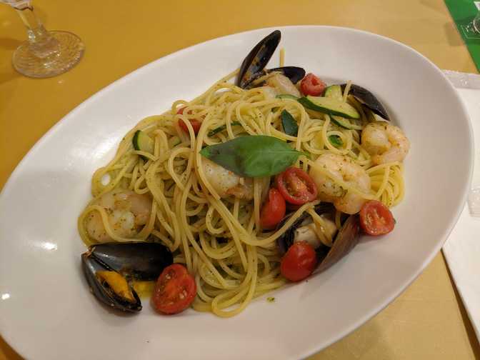 Above Shibuya metro station, Shibuya: spaghetti with muscles, prawn and
basil. The prawns tasted like frozen prawns rather than having the sweet
fresh taste, and the pasta didn't seem handmade although maybe it just wasn't
fresh. It was not bad otherwise.