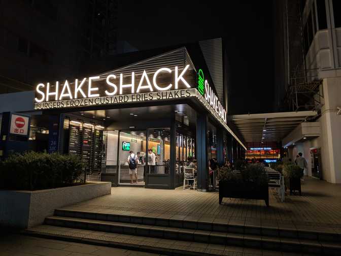 Shake Shack, Roppongi Hills: I was hungry and thirsty so this was the perfect
thing to walk past.