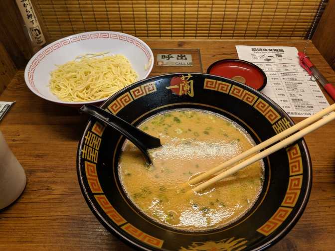 I was still hungry so I had kaedama. When I rang the bell to ask for it,
the guy pulled out the metal plate and put it on top of the button, perhaps
for automatic metrics sake, or perhaps as a way of alerting the kitchen? When
he returned with my noodles he also came with my change on a
plate.