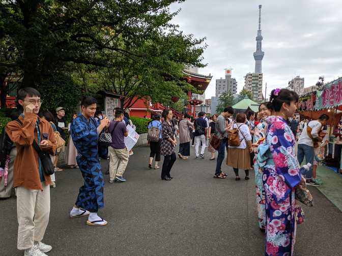 Senso-ji, Asakusa: Christine asked some nice tourists if she could take a
picture with them.