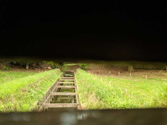 Duck would be lured here and people could peek at them through this hole,
before jumping them with a net.