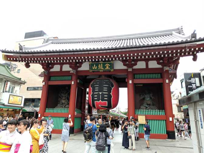 Kaminarimon Gate, Asakusa: wow it's busy. So many people wanting to take a
photo directly under the lantern. A lot of yukatas around too. I hope it's not
too slippery in those traditional shoes.