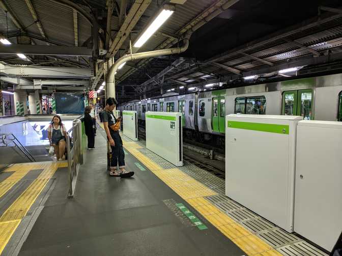 Shimbashi station, Shimbashi: this feels scarier than if there were no
barriers there at all.